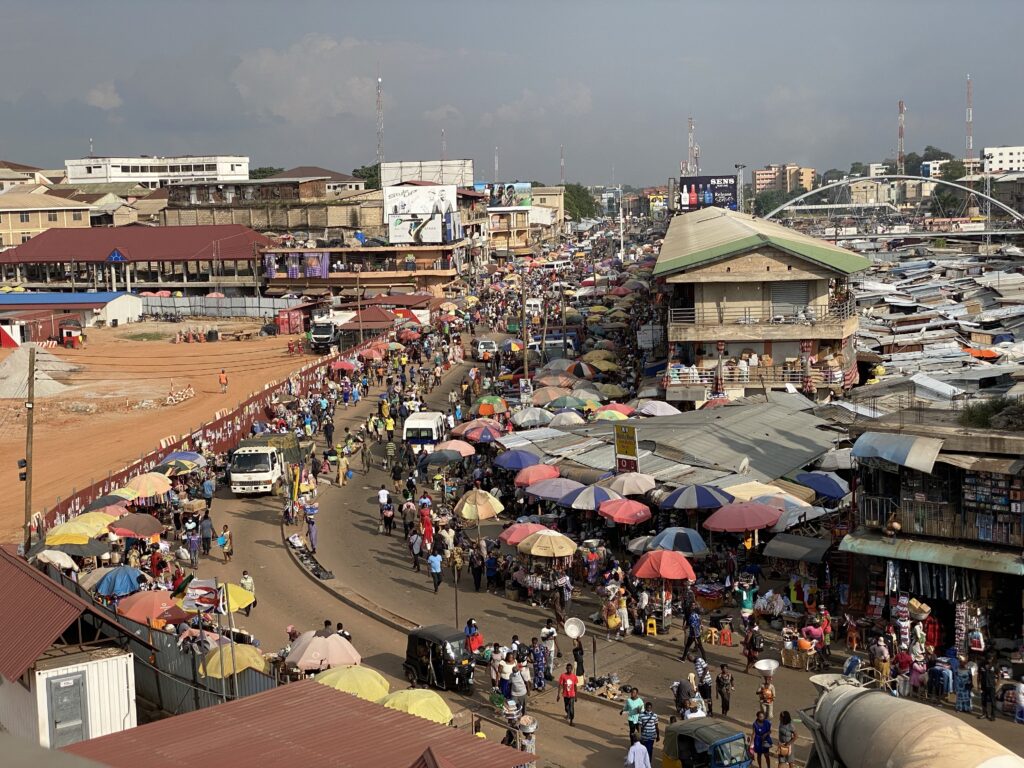 ガーナを旅する 第2の都市 クマシ 西アフリカ最大のマーケット 伝説のアシャンティ王国 コジマ先生アフリカへ行く